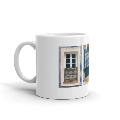 Caneca branca com imagens de janelas e azulejos azuis