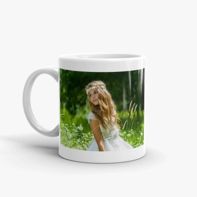 Caneca branca com foto de rapariga em campo verde com flores.