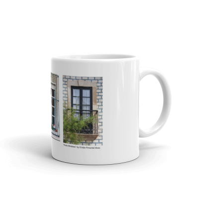 Caneca branca com imagem de janelas de edifício e texto 'Petite Window' by Cláudio Pimentel Alves.
