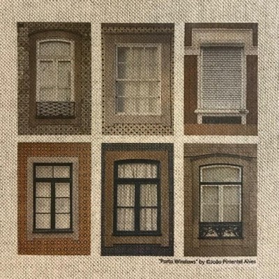 Seis janelas decorativas em diferentes estilos sobre fundo de tecido quadriculado bege.