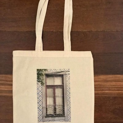 Mala tote bege com impressão de janela e azulejos azuis e brancos