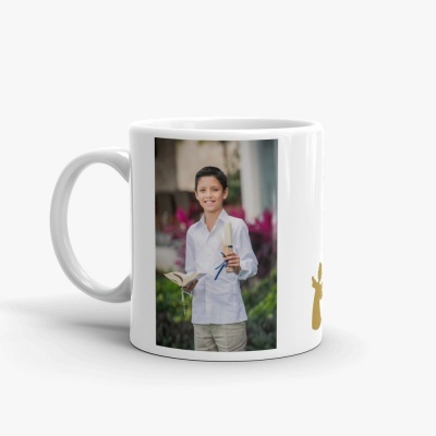 Caneca branca com fotografia de menino segurando livro e bengala