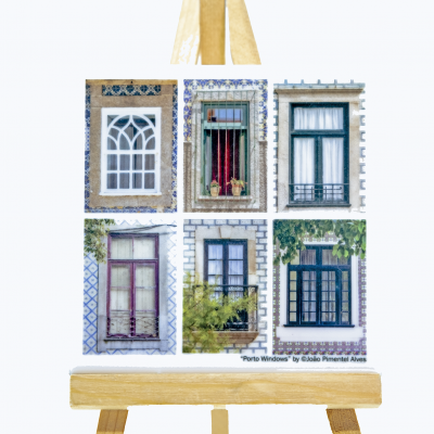 Sacola de tecido com impressão de seis janelas antigas em diferentes estilos e cores, em cavalete de madeira