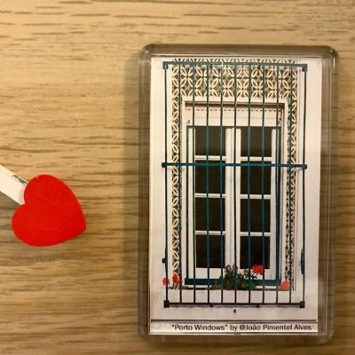 Cartas com imagem de janela decorativa e prendedor de roupa com coração vermelho