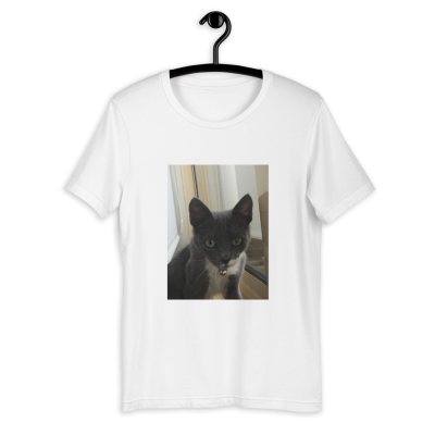 T-shirt branca com fotografia de gato cinzento com olhos verdes junto a janela