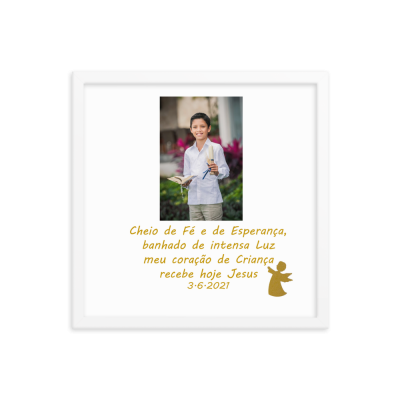 Moldura branca com fotografia de rapaz com camisa branca e texto em dourado com anjo