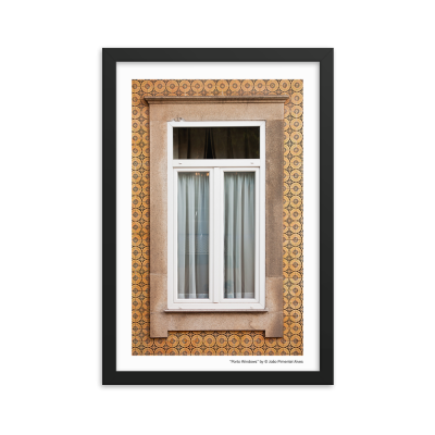 Fotografia de janela branca com cortinas azuis claras numa parede com azulejos amarelos com padrão circular.