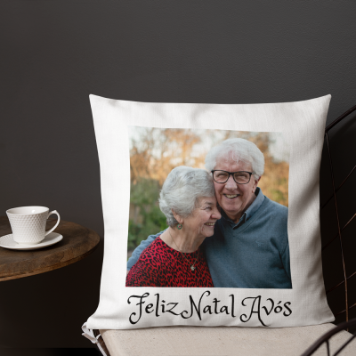 Almofada com fotografia de casal sénior e texto de Feliz Natal Avós