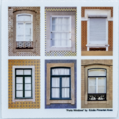 seis janelas decorativas com diferentes molduras e padrões de azulejos, legenda 'Porto Windows'