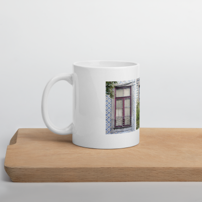 Caneca branca com imagem de janela antiga e azulejos