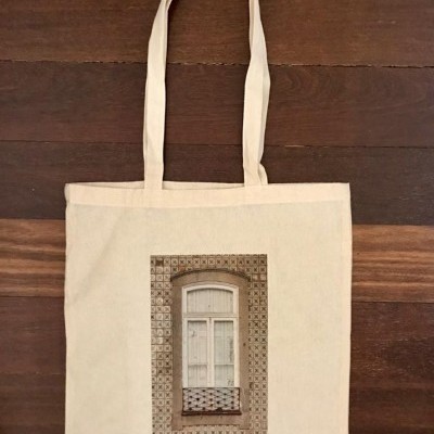 Mala tote bag bege com imagem de janela e azulejos impressa
