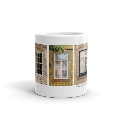 Caneca branca com imagens de janelas decorativas azulejadas