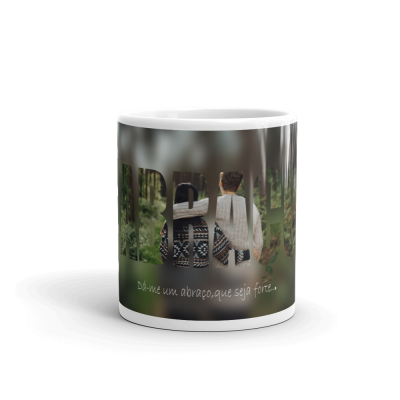 Caneca branca com imagem e frase em português sobre abraço