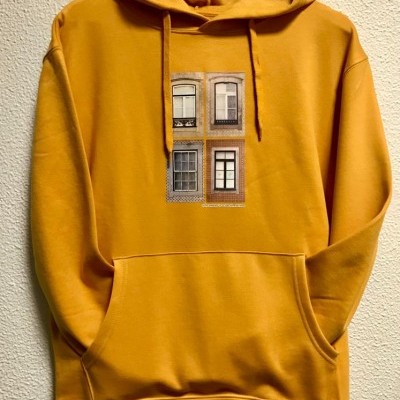 Sweatshirt mostarda com capuz e estampa de janelas