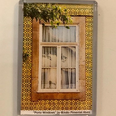 Fotomagneto com janela e azulejos amarelos de padrão geométrico