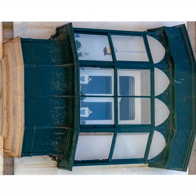 Montra de loja em vidro com moldura metálica azul escuro