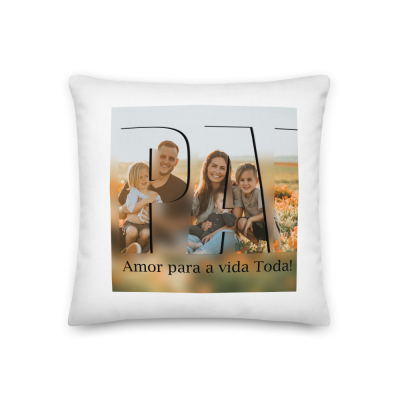 Almofada branca com imagem de família, texto 
