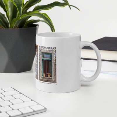 Caneca branca com imagem de janela portuguesa e azulejos
