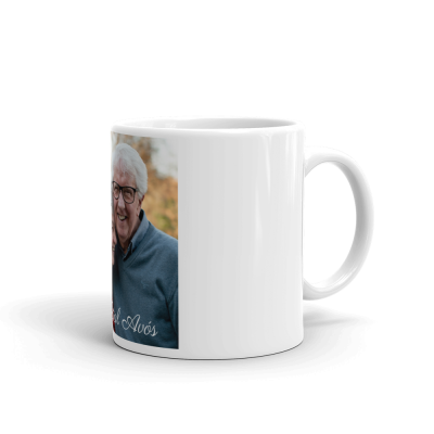 Caneca branca com foto de homem idoso e texto 'Avós' em branco