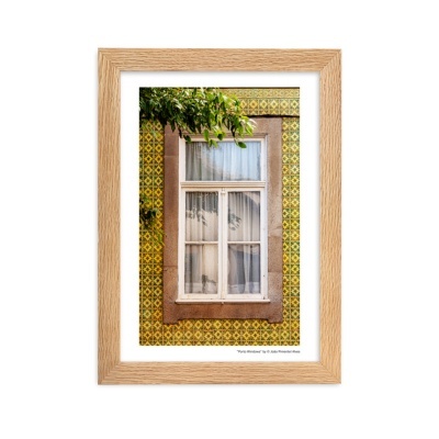 Fotografia emoldurada de janela cercada por azulejos amarelos e verdes com padrão geométrico