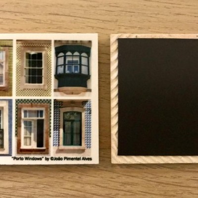 Ímãs quadrados com imagens de janelas e moldura branca