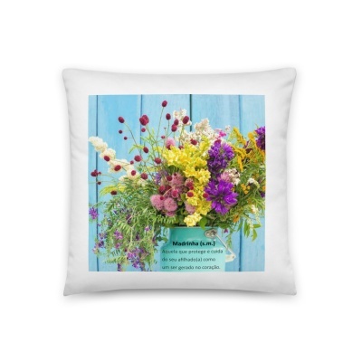 Almofada branca com ramo de flores coloridas e texto em português