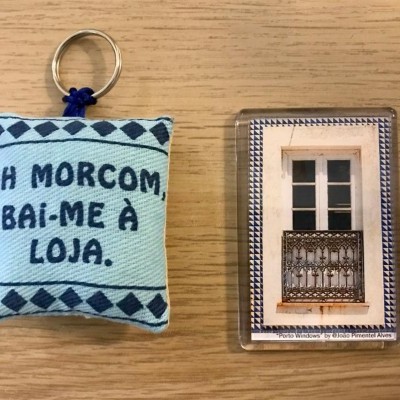 Porta-chaves azul claro com texto e íman com fotografia de janela com grade