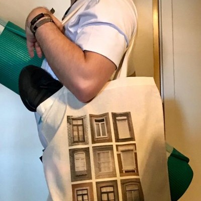 Mala tote bag com impressão de janelas em tecido algodão cru