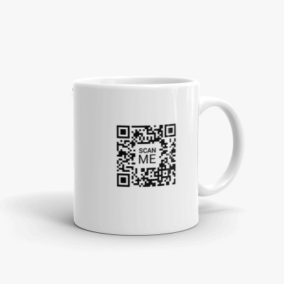 Caneca branca com código QR preto e texto SCAN ME