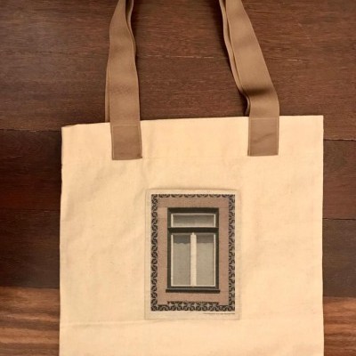 Saco de tecido bege com imagem de janela e alças castanho claro