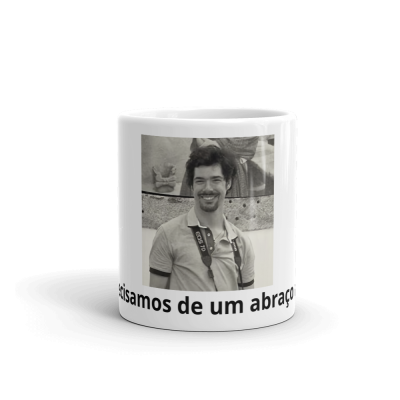 Caneca branca com fotografia de homem e texto em português