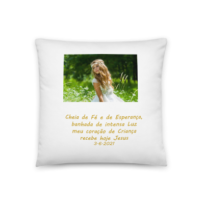 Almofada branca com foto de menina e texto em português