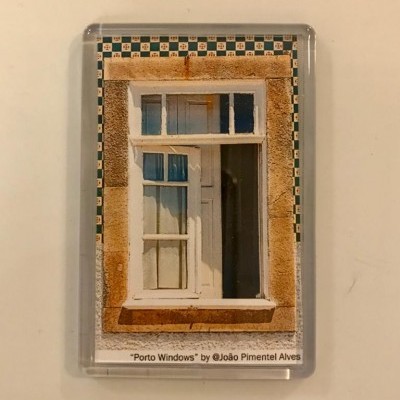 Frigorífico com imagem de janela branca e moldura de pedra castanha