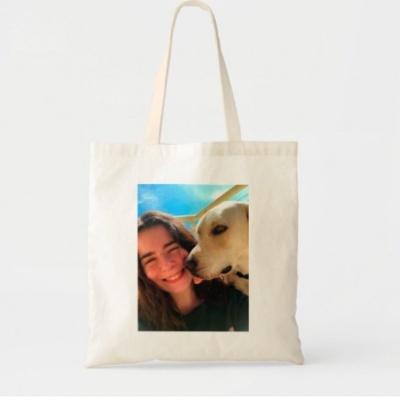 Saco de tecido com fotografia de rapariga e cão