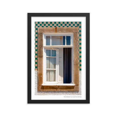 Janela branca de madeira com vidro e azulejos verdes ao redor, enquadrada em pedra rústica