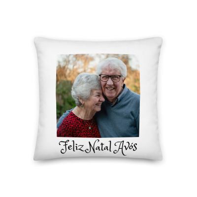 Almofada branca com foto de casal idoso e texto Feliz Natal Avós