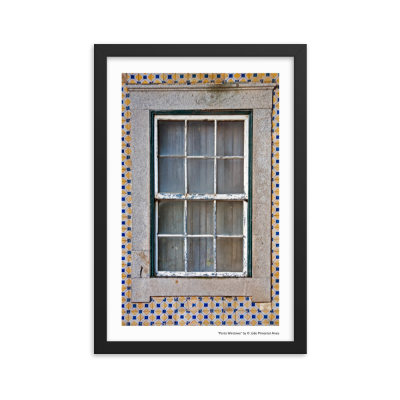 Janela de madeira branca desgastada com vidro e azulejos decorativos em pedra