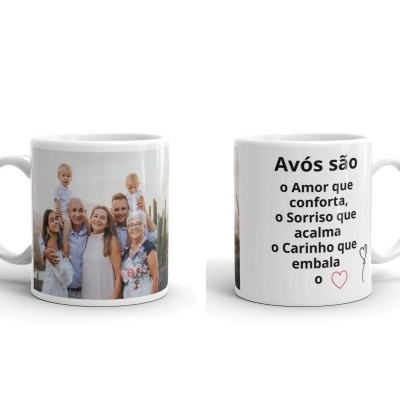 Caneca branca com foto de família e texto sobre avós