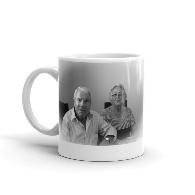 Caneca branca com fotografia a preto e branco de casal idoso sentados.
