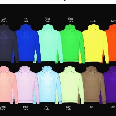 Camisolas com capuz de várias cores dispostas em duas fileiras com fundo preto