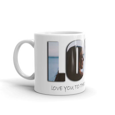 Caneca branca com design lettre 'LOVE' e texto 'LOVE YOU TO THE'