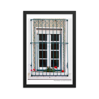 Janela portuguesa tradicional com azulejos decorativos e grade verde