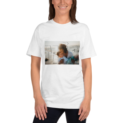 T-shirt branca com imagem e texto em português