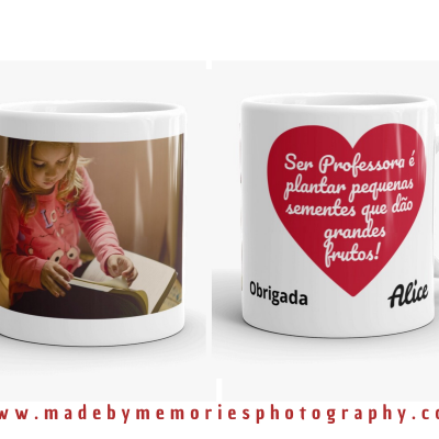 Caneca branca com fotografia de menina a ler e texto dedicado a professora em português.