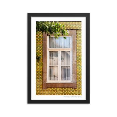 Janela antiga com moldura branca e azulejos amarelos com padrão preto