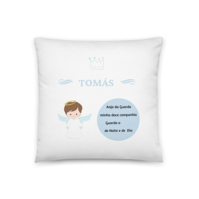 Almofada branca com nome Tomás e ilustração de anjo com texto em círculo azul