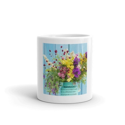 Caneca branca com imagem de flores e texto em português