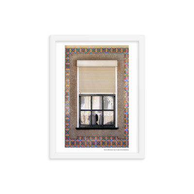 Janela com persiana bege e azulejos geométricos coloridos