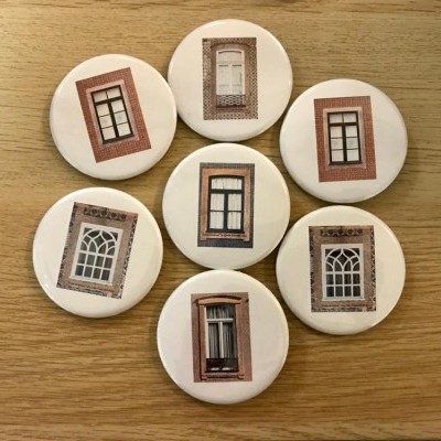 Sete botões redondos com imagens de janelas em molduras de tijolo