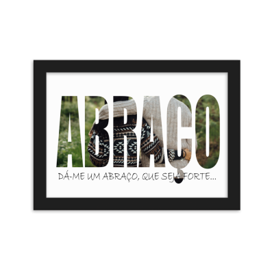 Pôster emoldurado com a palavra 'ABRAÇO' e texto inferior em fundo branco